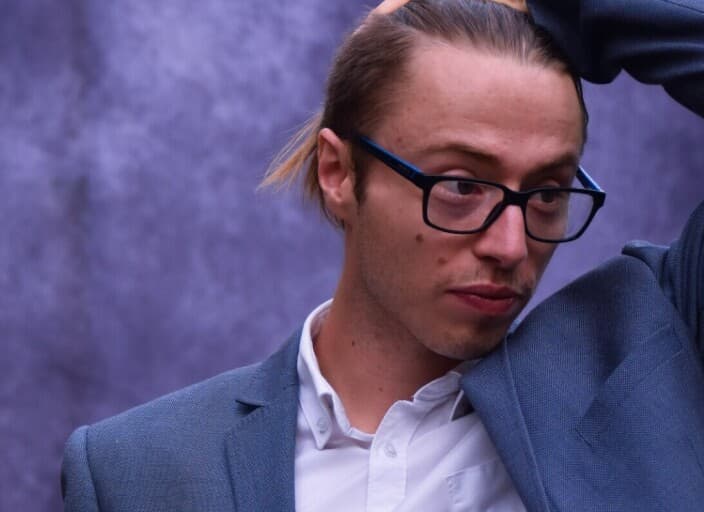 J9j0
