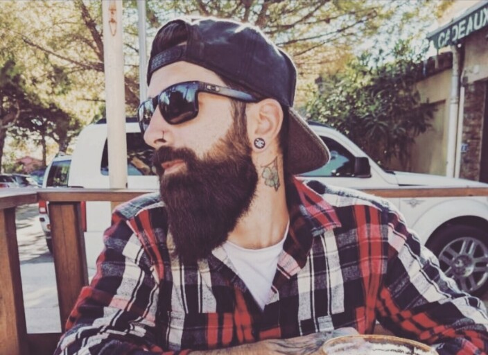 Homme de 31 ans barbu et tatoué