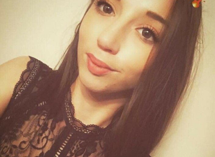 Hey je m'appelle Jessica j'ai 19 ans très très c.