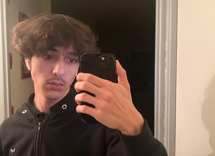 Jeune homme de 20 ans cherche rencontre discrète .