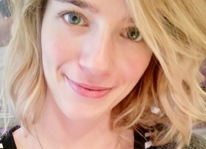 Jeune femme curieuse