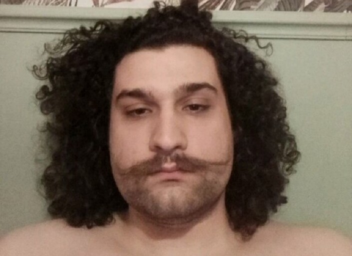 Jeune homme de 23 ans cherche une relation avec un.