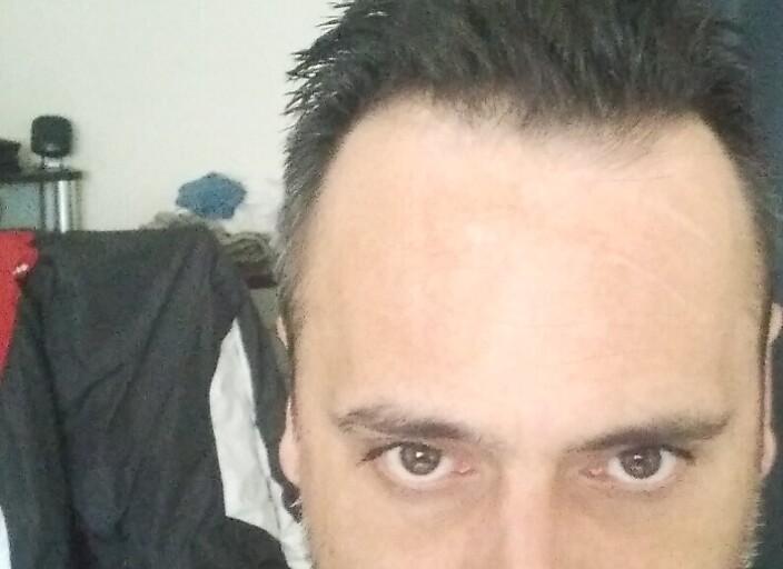Homme dépassé par la vie à la recherche de plaisir