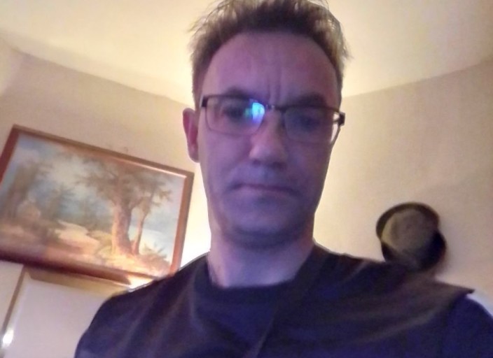 Je recherche une femme qui pourrait être avec moi.
