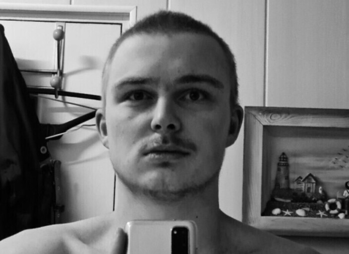 Jeune homme cherchant une femme pour un plan cam