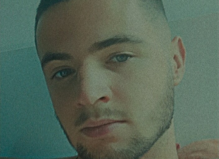 Jeune homme de 23 ans, cherche des personnes à re.