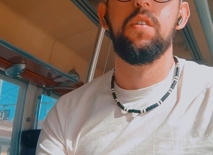 Bonjour, je suis portugais et je cherche des amiti.