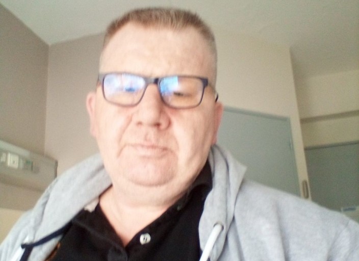 Bonjour homme recherche femme féminine douce et r.
