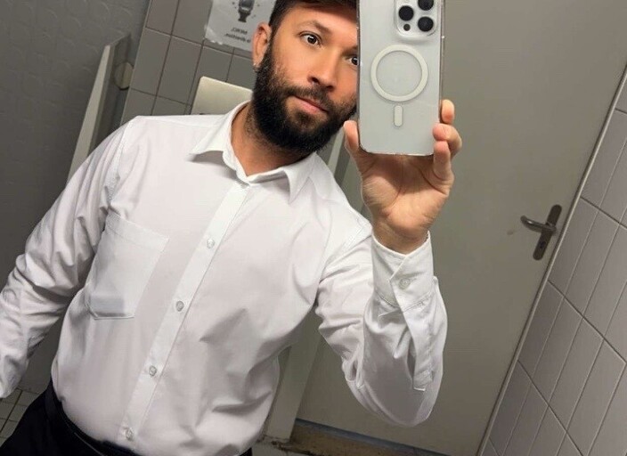 Barbu cherche à s'amuser