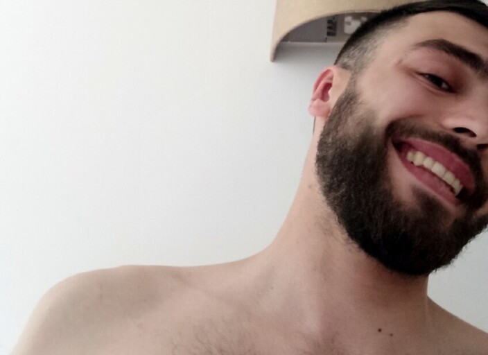 25 ans, grand et brun, tatoué et sportif, je cher.