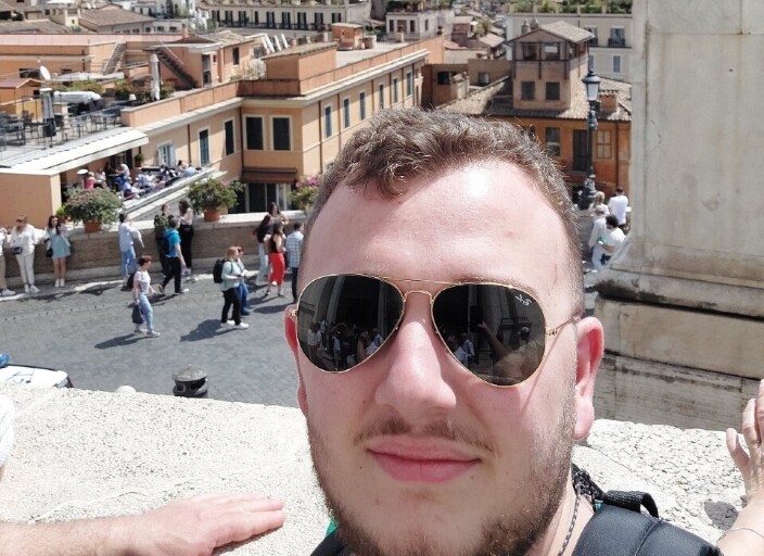 Jeune homme cherche à s'amuser