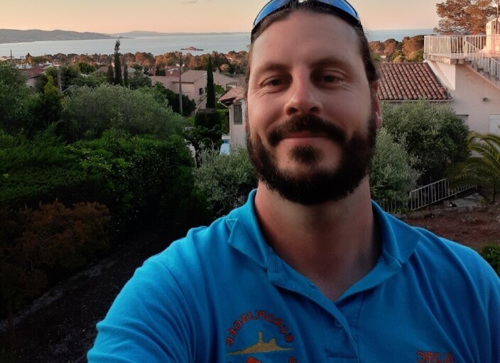 Cherche à renouer avec des plaisirs de la vie, tr.
