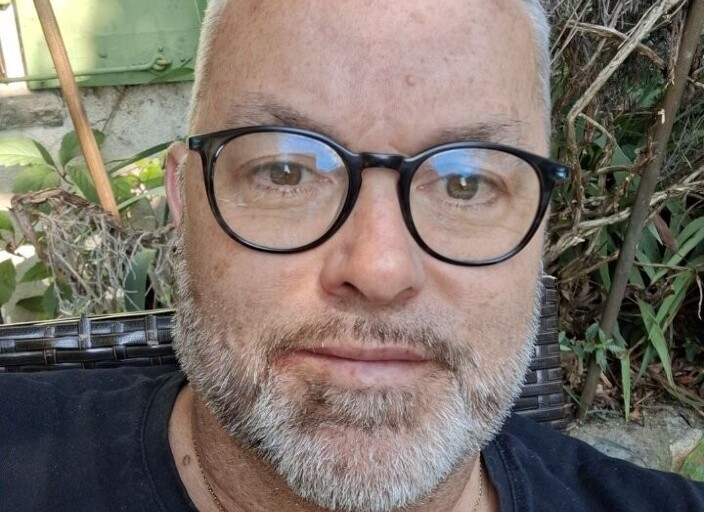 Recherche une jeune travestie pour une relation s.