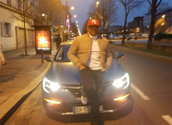 Belle homme, grand, gentil, intelligent et stable