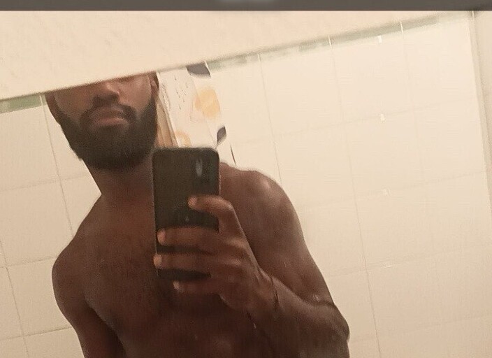 une black bien monter là pour des plans sans pris.