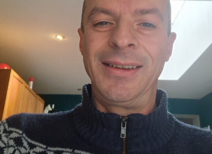 Homme libre mignon aux yeux verts et très sympa c.
