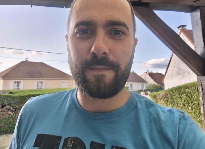 Recherche une femme qui aime s'amuser et rigoler