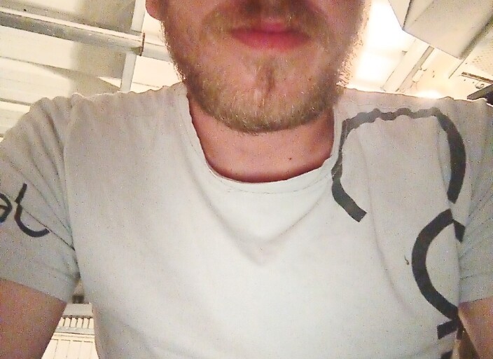 Homme blond hétéro