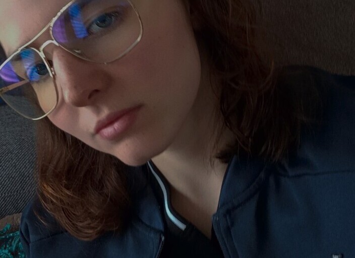 Jeune femme de 18 ans cherche à discuter ou plus