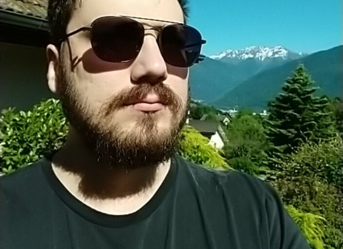 Bien le bonjour camarade bipède