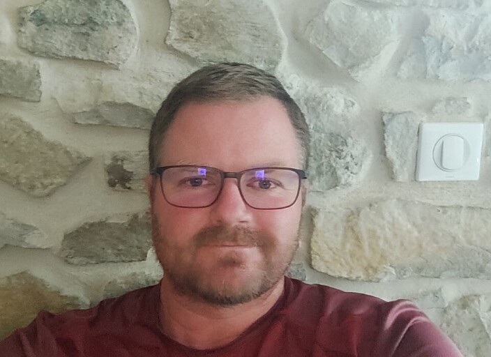 Jeune homme de 47 ans cherche des discussions.
