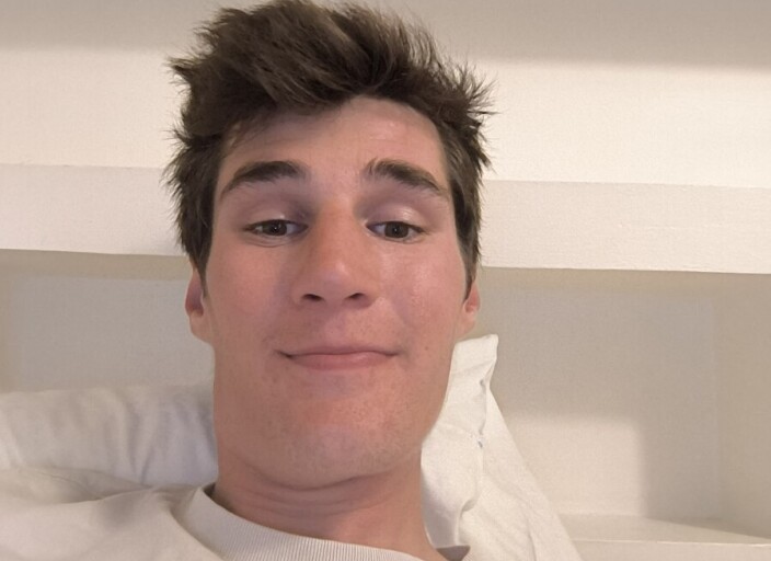 Jeune homme de 2m