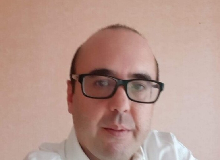 Homme simple qui cherche à discuter voir plus si .