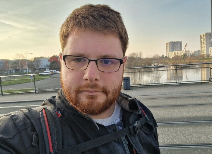 Jeune garçon célibataire de 25 ans qui propose b.