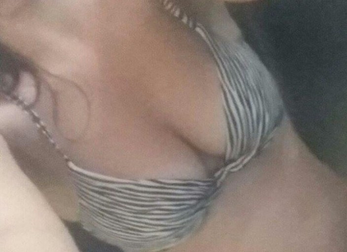 jeune femme en couple qui souhaite découvrir les .