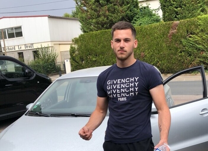 Jeune aimant les femmes mature, sportifs et bien m.