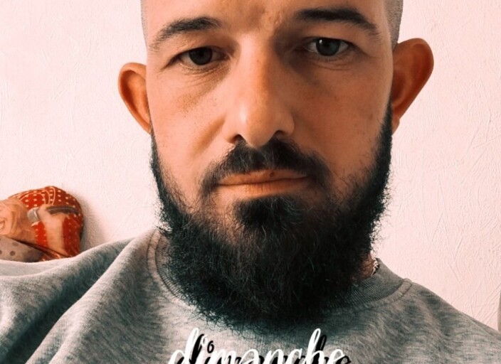 si tu recherches un homme gentil aimant sincère V.