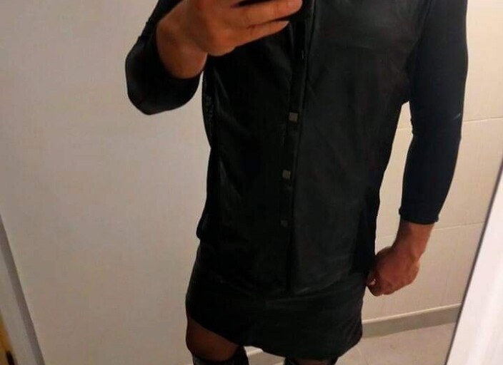 Homme 37 ans très passionné par le cuir, latex, .