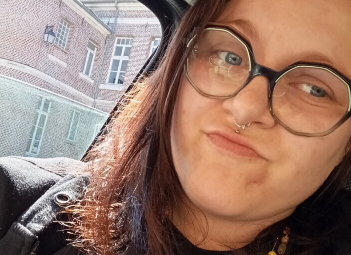 recherche une charmante