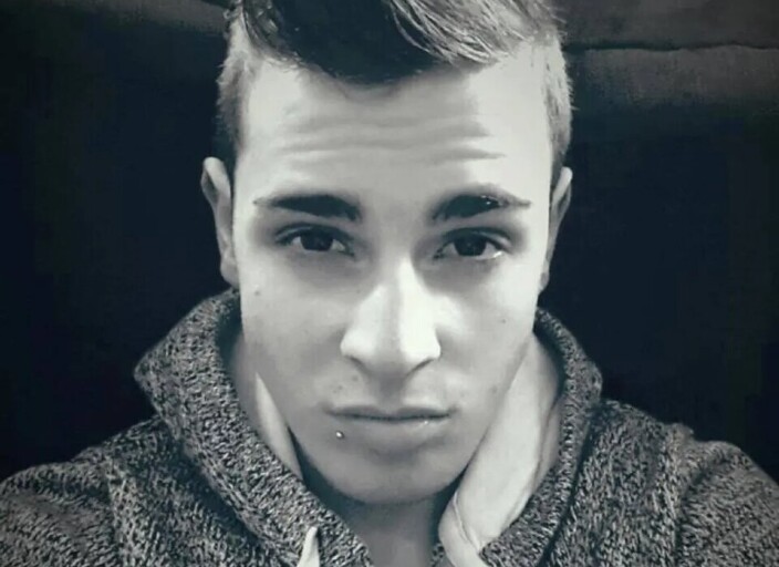 Jeune homme bien monter mes dames 😊