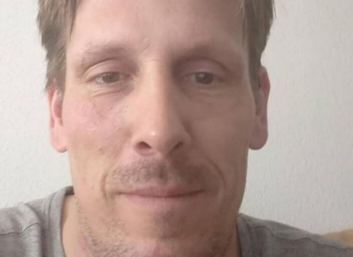 jeune homme cherche nouvelles expériences