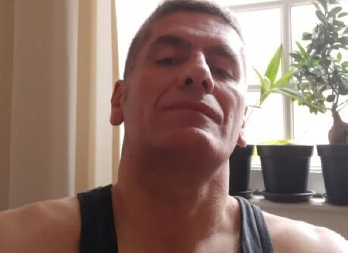 Bel homme viril en couple gay