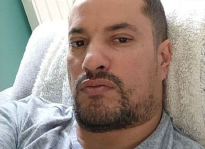 jeune homme à la recherche de nouvelles rencontres