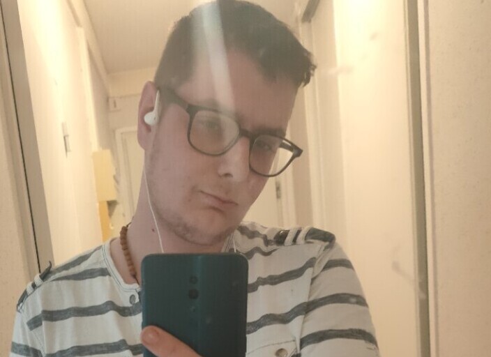 Je m'appelle Yanie j'ai 21 ans j'habite au Mans da.