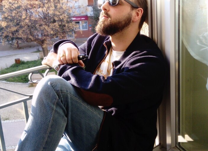 Homme cool, sérieux et sans prise de tête