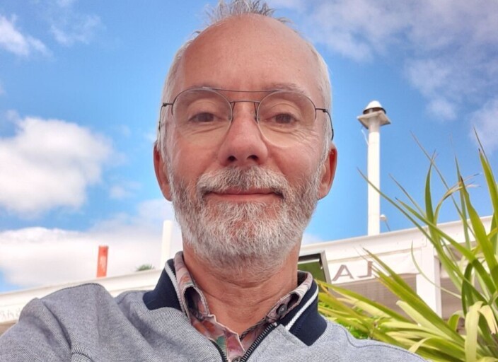 Homme mûr gentil un peu coquin