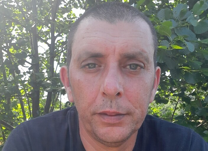 Cherche discution dans un premier temps et plus si.