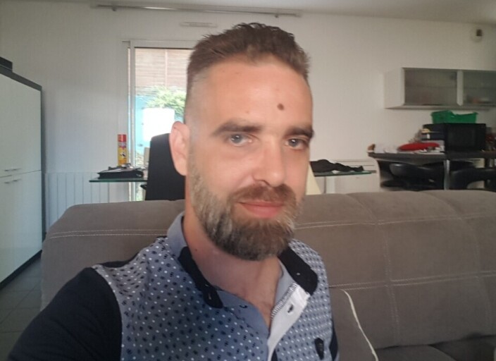 Jh homme de 40 ans, bien dans ses baskets, cherche.