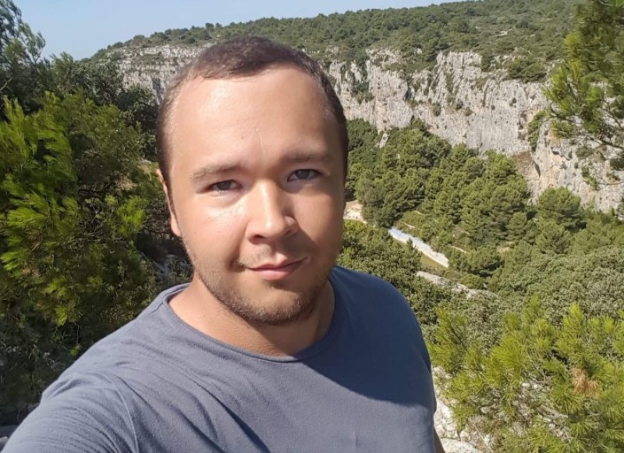 Cherche discussion sympas et plus si affinité