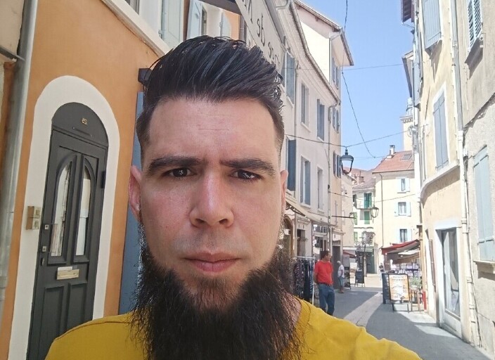 Libertin sympathique cherche un bon feeling avant .