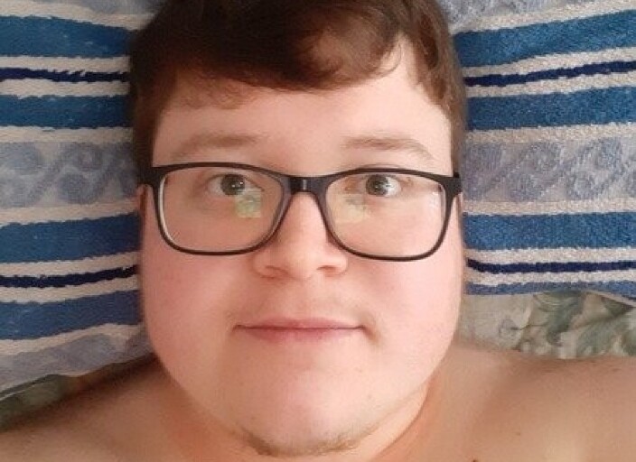 Homme qui recherche du plaisir avec des femmes