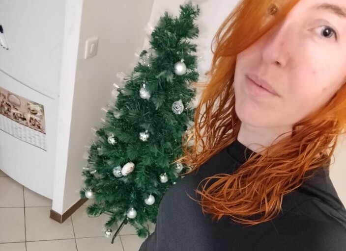 Femme bi cherche une femme pour sortir, s'amuser, .