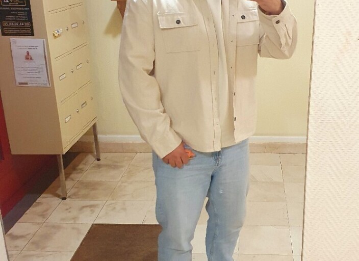 Bonsoir, je suis un homme de 25 ans, brun aux yeux.