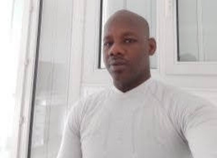 un homme célibataire qui recherche une femme cél.