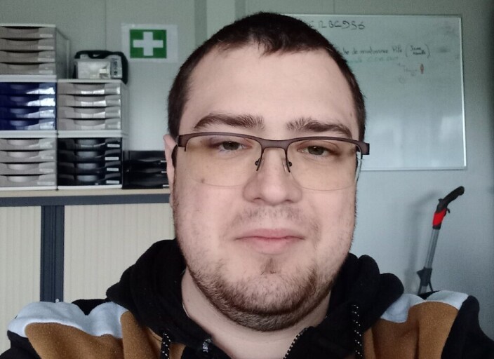 cherche une personne sérieuse maximum 25 ans pour.
