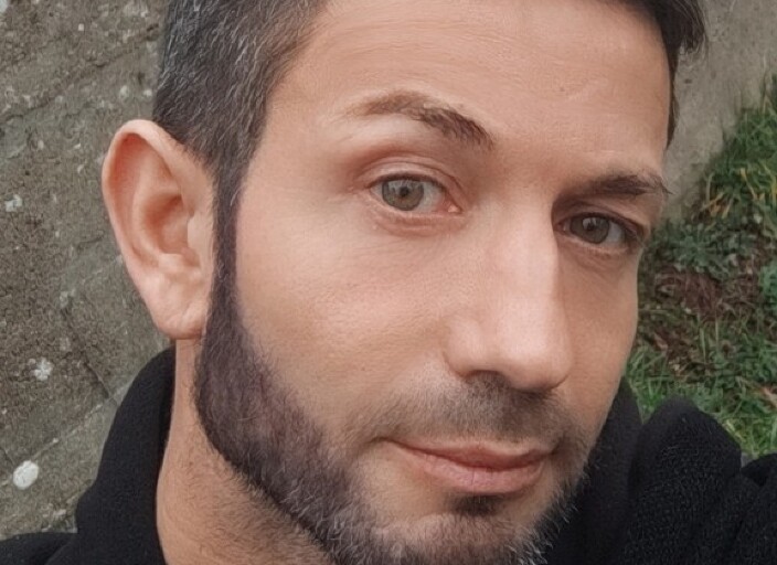 je suis simple, doux, attentionné, j'aime trop le.